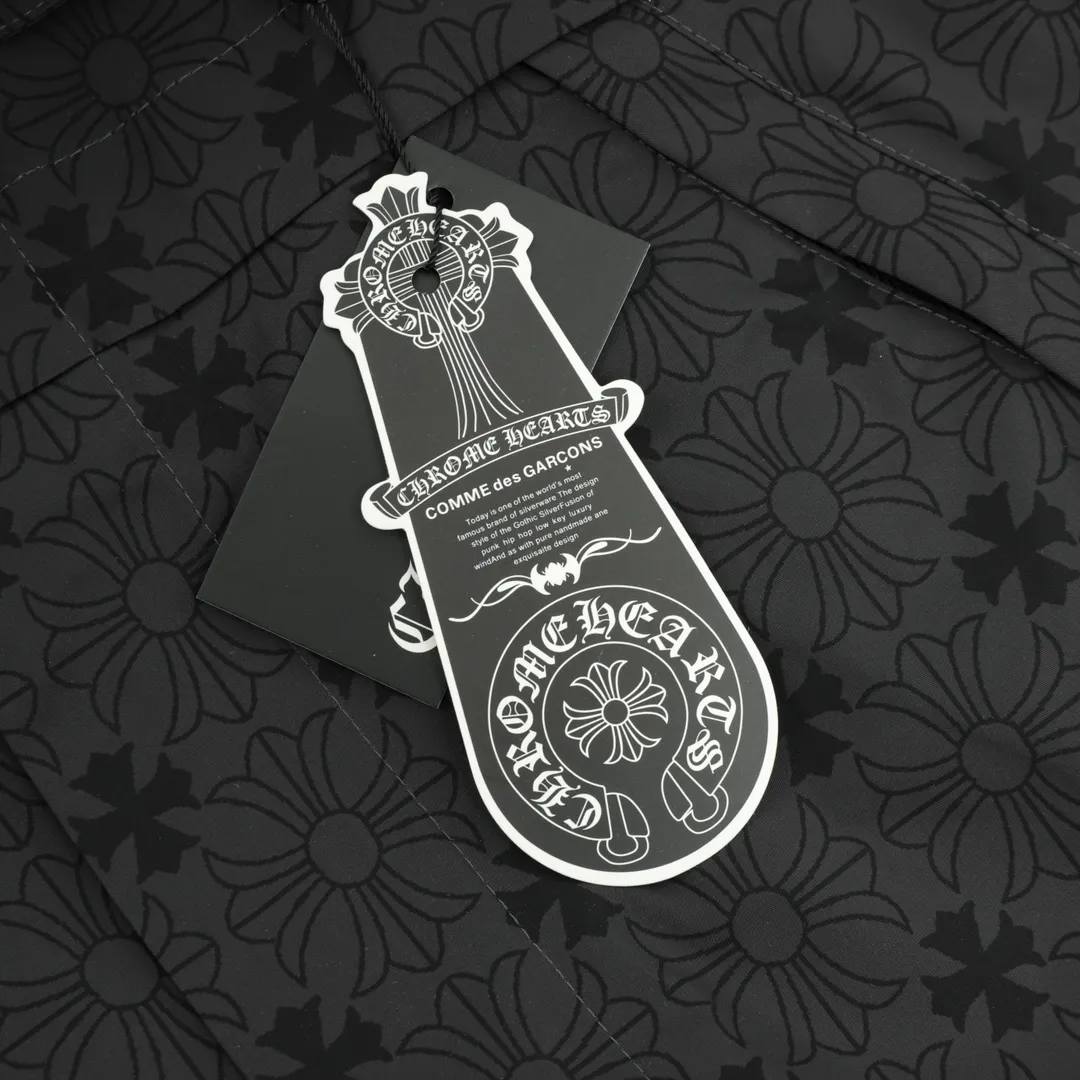 🅿️570 CH/Cro Xin Dark pattern all-over printed windbreaker jacket. The fashionable and western-style color scheme gives off a fashionable and casual temperament, rejuvenating youthful vitality! Made from customer-supplied fabrics, a real high-end product! It is not an ordinary deflationary quality. It is different from "soft and soft" fabrics. It has a delicate and soft texture, gentle and non-prickly feeling. The density of imported custom fabrics is also very tight, neat and does not change shape, always maintaining the brand's classic and rigorous image! The metal snap-type design is provided by customers, and the upper body is full of shape. It is a must-have item for quality control! size：XS-L